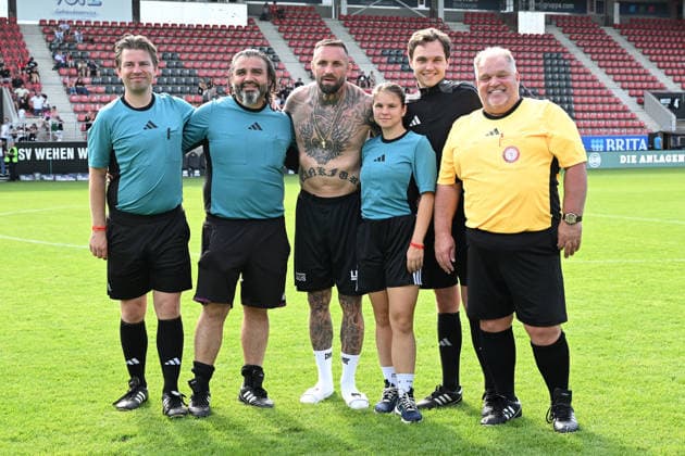 30 05 2026, xsvx, Football Langholz Cup 2026, from left referee team around Michael Zindel with MMA fighter Christian Eckerlin Wiesbaden