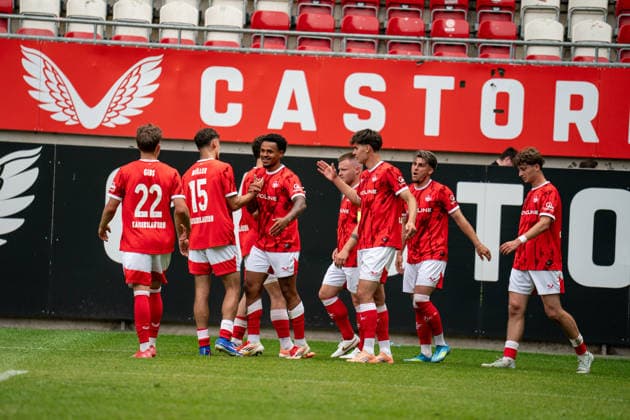 30 05 2026, xdaymx, Soccer Oberliga Rheinland Pfalz Saar, 1 FC Kaiserslautern FV Eppelborn Goal celebration from scorer Wiesnet, Melvin Joe to the interim 4 0 with the team DFL DFB REGULATIONS PROHIBIT ANY USE OF PHOTOGRAPHS as IMAGE SEQUENCES and or QUASI VIDEO Kaiserslautern