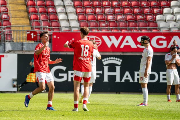 30 05 2026, xdaymx, Soccer Oberliga Rheinland Pfalz Saar, 1 FC Kaiserslautern FV Eppelborn Goal celebration of Müller, Erik with the team after his goal DFL DFB REGULATIONS PROHIBIT ANY USE OF PHOTOGRAPHS as IMAGE SEQUENCES and or QUASI VIDEO Kaiserslautern