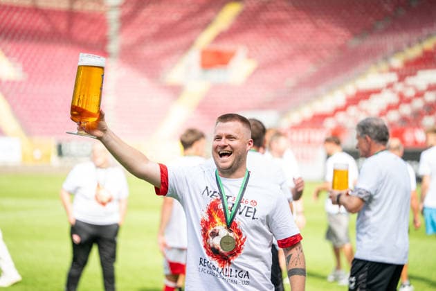30 05 2026, xdaymx, Soccer Oberliga Rheinland Pfalz Saar, 1 FC Kaiserslautern FV Eppelborn Jean Zimmer with beer after the promotion DFL DFB REGULATIONS PROHIBIT ANY USE OF PHOTOGRAPHS as IMAGE SEQUENCES and or QUASI VIDEO Kaiserslautern