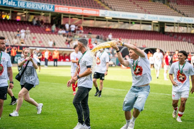 30 05 2026, xdaymx, Soccer Oberliga Rheinland Pfalz Saar, 1 FC Kaiserslautern FV Eppelborn Alexander Bugera gets a beer shower after the promotion DFL DFB REGULATIONS PROHIBIT ANY USE OF PHOTOGRAPHS as IMAGE SEQUENCES and or QUASI VIDEO Kaiserslautern