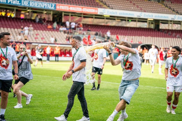 30 05 2026, xdaymx, Soccer Oberliga Rheinland Pfalz Saar, 1 FC Kaiserslautern FV Eppelborn Alexander Bugera gets a beer shower after the promotion DFL DFB REGULATIONS PROHIBIT ANY USE OF PHOTOGRAPHS as IMAGE SEQUENCES and or QUASI VIDEO Kaiserslautern