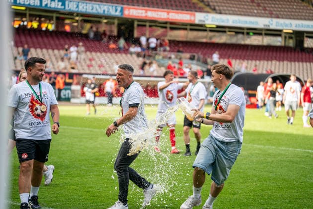 30 05 2026, xdaymx, Soccer Oberliga Rheinland Pfalz Saar, 1 FC Kaiserslautern FV Eppelborn Alexander Bugera gets a beer shower after the promotion DFL DFB REGULATIONS PROHIBIT ANY USE OF PHOTOGRAPHS as IMAGE SEQUENCES and or QUASI VIDEO Kaiserslautern