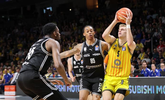 Ejiofor Onu, Austin Crowley, Austin Crowley on the ball duel Game scene Action Sport Basketball BBL Bundesliga Mens Play Off Semi-Final 1 Match Season 2025 2026 30 05 2026 ALBA Berlin vs BMA365 Bamberg Baskets