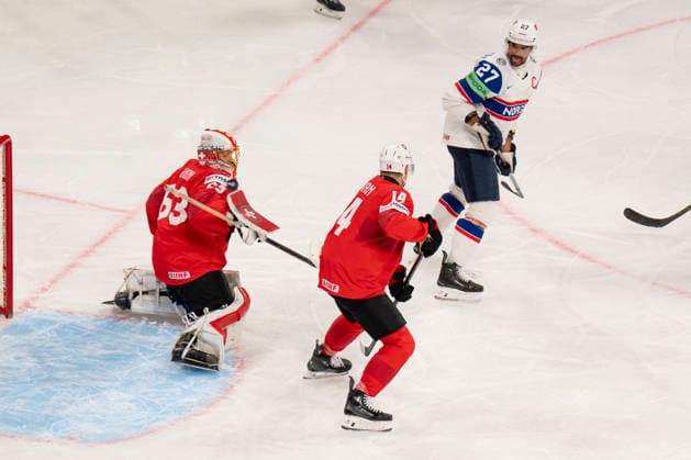 ZURICH, SWITZERLAND MAY 30 goalkeeper Leonardo Genoni of Switzerland L saves during the 2026 IIHF Ice Hockey World Championship Switzerland game between Switzerland and Norway at Swiss Life Arena on May 30, 2026 in Zurich, Zurich Zurich Swiss Life Arena Zurich Switzerland Copyright: xJustPictures.ch JarixPestelaccix jp-en-EuSpIm-JP6_JAR_Switzerland_Norway_30May2026_00141