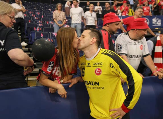 photo Cheering after the final whistle by the players from Melsungen , Goalkeeper Nebojsa SIMIC celebrates with his wife Alekandra Handball Men on Sat 30 05 2026 Mens EHF European League , Final Four in Hamburg SG Flensburg Melsungen, Semifinal