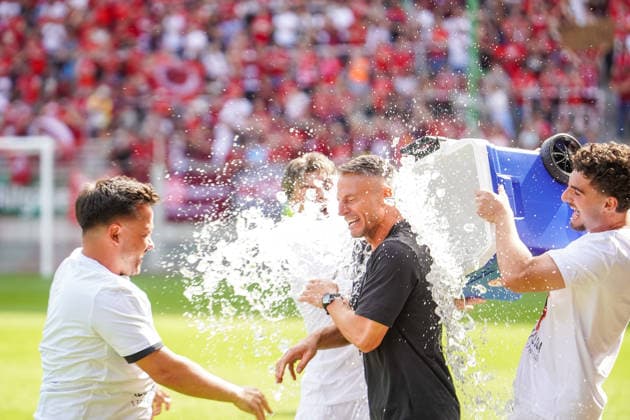 30 05 2026, xdaymx, Soccer Oberliga Rheinland Pfalz Saar, 1 FC Kaiserslautern FV Eppelborn Alexander Bugera gets an ice shower right after the whistle from Blum, Shawn Marc and Miftari, Drini DFL DFB REGULATIONS PROHIBIT ANY USE OF PHOTOGRAPHS as IMAGE SEQUENCES and or QUASI VIDEO Kaiserslautern