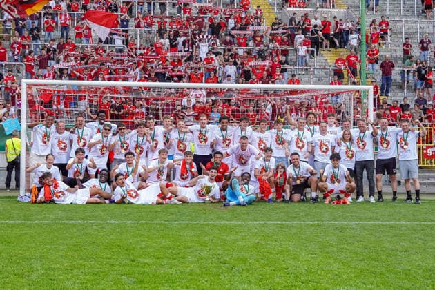 30 05 2026, xdaymx, Soccer Oberliga Rheinland Pfalz Saar, 1 FC Kaiserslautern FV Eppelborn Team pictures of the U21 after the promotion in front of the Westkurve DFL DFB REGULATIONS PROHIBIT ANY USE OF PHOTOGRAPHS as IMAGE SEQUENCES and or QUASI VIDEO Kaiserslautern