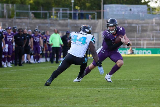 Frankfurt Galaxy Munich Ravens, American Football, European Football Alliance EFA , Season 2026, 30 05 2026 12 Ethan Garbers QB, Frankfurt Galaxy is prevented from running on by 44 Maleka Mbala LB, Munich Ravens Hesse Germany PARatFGY_SCHRICK_DSK_8819