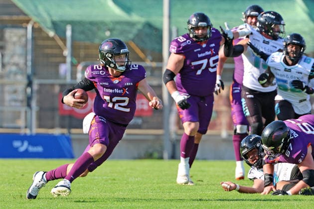 Quarterback Ethan Garbers Frankfurt Galaxy No. 12 is always forced to make his own runs, Frankfurt Galaxy Munich Ravens, American Football, EFA, The European Football Alliance, Season 2026, Bornheimer Hang, 30 05 2026, Frankfurt Bornheimer Hang Germany