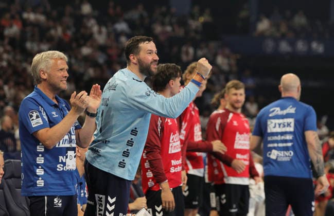 photo Goalkeeper Benjamin Buric Flensburg and left Torsten AHNSEL Team Doctor Handball Men on Sat 30 05 2026 Mens EHF European League , Final Four in Hamburg SG Flensburg Melsungen, Semifinal