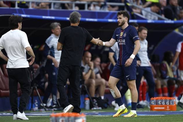 BUDAPEST - Paris Saint-Germain manager Luis Enrique thanks Khvicha Kvaratskhelia of Paris Saint-Germain during the UEFA Champions League final between Paris Saint-Germain and Arsenal FC at the Puskas Arena on 30 May 2026, Budapest, Hungary. MAURICE VAN STEEN ANP UEFA Champions League Final 2026 2025-2026 xVIxANPxSportx xMauricexvanxSteenxIVx 559689875 originalFilename: 559689875