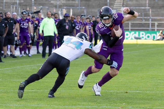 EFA European Football Alliance Frankfurt Galaxy Munich Ravens, 30 05 2026 Ethan Garbers Frankfurt Galaxy 12 runs with the ball and evades Maleka Mbala Munich Ravens 44, Frankfurt Galaxy Munich Ravens, Frankfurt, PSD Bank Arena, 30 5 2026 Copyright: xBEAUTIFULxSPORTS Gawlikx
