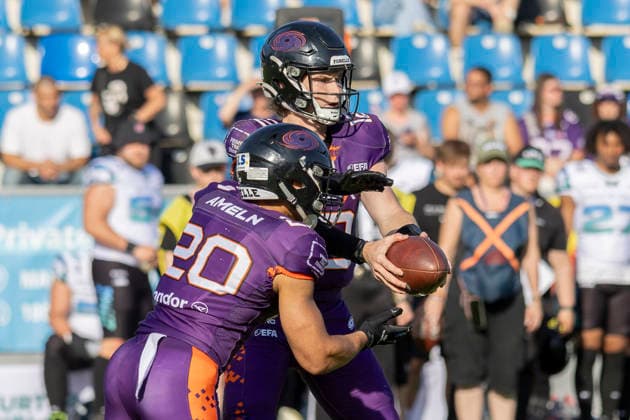 EFA European Football Alliance Frankfurt Galaxy Munich Ravens, 30 05 2026 Ethan Garbers Frankfurt Galaxy 12 hands the ball to running back Gerald Ameln Frankfurt Galaxy 20 , Frankfurt Galaxy Munich Ravens, Frankfurt, PSD Bank Arena, 30 5 2026 Copyright: xBEAUTIFULxSPORTS Gawlikx