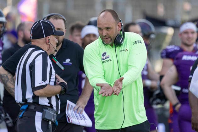 EFA European Football Alliance Frankfurt Galaxy Munich Ravens, 30 05 2026 Thomas Kösling Head Coach Frankfurt Galaxy in conversation with a referee Referee, Frankfurt Galaxy Munich Ravens, Frankfurt, PSD Bank Arena, 30 5 2026 Copyright: xBEAUTIFULxSPORTS Gawlikx