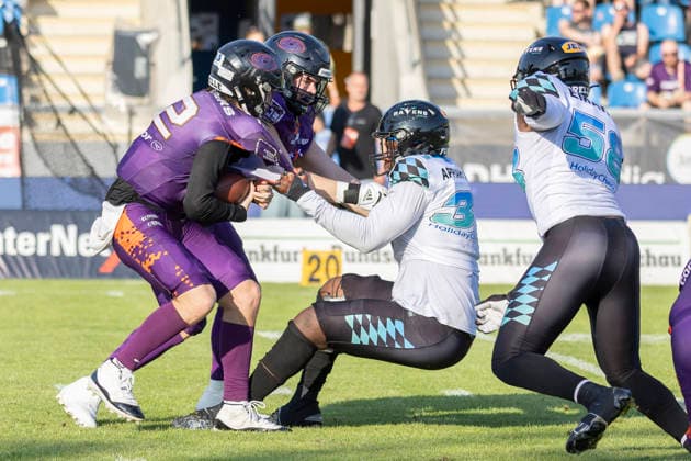 EFA European Football Alliance Frankfurt Galaxy Munich Ravens, 30 05 2026 Justin Rodney Munich Ravens 33 tugs on Ethan Garbers Frankfurt Galaxy 12 , Frankfurt Galaxy Munich Ravens, Frankfurt, PSD Bank Arena, 30 5 2026 Copyright: xBEAUTIFULxSPORTS Gawlikx