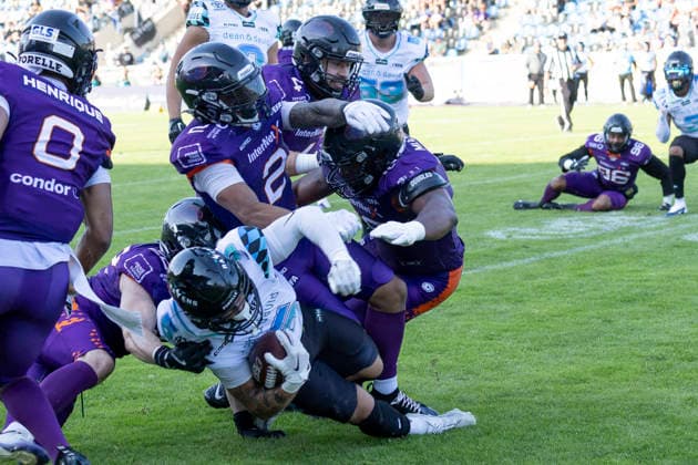 EFA European Football Alliance Frankfurt Galaxy Munich Ravens, 30 05 2026 Justus Seelig Munich Ravens 5 is stopped by several Galaxy players including Mason Chambers Frankfurt Galaxy 2 , Frankfurt Galaxy Munich Ravens, Frankfurt, PSD Bank Arena, 30 5 2026 Copyright: xBEAUTIFULxSPORTS Gawlikx