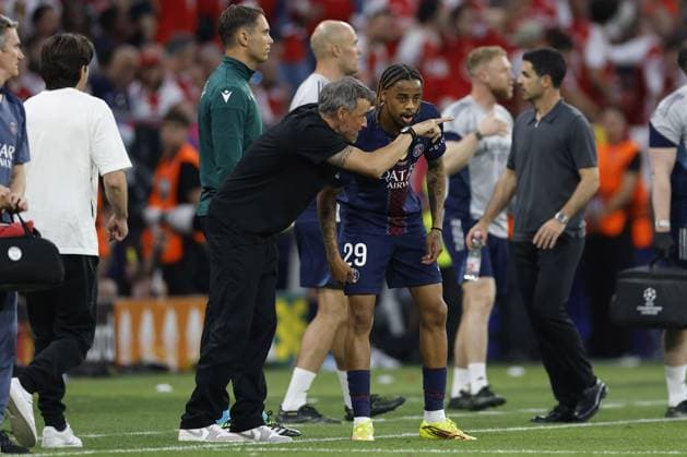 BUDAPEST - Paris Saint-Germain manager Luis Enrique directs Bradley Barcola of Paris Saint-Germain during the UEFA Champions League final between Paris Saint-Germain and Arsenal FC at the Puskas Arena on 30 May 2026, Budapest, Hungary. MAURICE VAN STEEN ANP UEFA Champions League Final 2026 2025-2026 xVIxANPxSportx xMauricexvanxSteenxIVx 559692156 originalFilename: 559692156