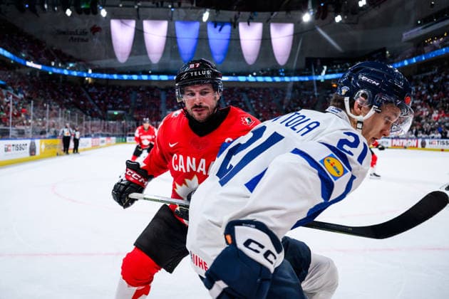 260530 Sidney Crosby of Canada and Patrik Puistola of Finland during the 2026 IIHF Ice Hockey World Championship semifinal match between Canada and Finland on May 30, 2026 in Zürich Photo Jesper Zerman BILDBYRAN kod JZ JZ0738 ishockey ice hockey ishockey vm 2026 vm 2026 iihf world championship semifinal semifinals kanada canada finland bbeng  Copyright: JESPERxZERMAN BB260530JZ105
