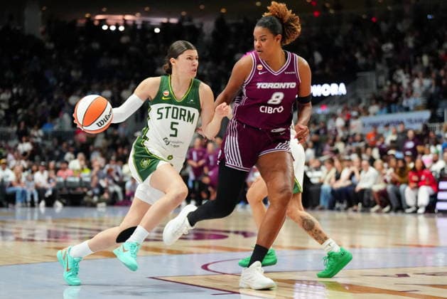 May 30, 2026, Toronto, On, CANADA: Seattle Storm forward MacKenzie Holmes (54) drives towards the net under pressure from Toronto Tempo center Nyara Sabally (8) during first half WNBA, Basketball Damen, USA action in Toronto, Saturday, May 30, 2026. Canada News - May 30, 2026 - ZUMAc35_ 20260530_zaf_c35_014 Copyright: xFrankxGunnx