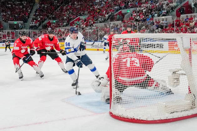 ZURICH, SWITZERLAND MAY 30 Konsta Helenius of Finland scores the 2 3 against goalkeeper Jet Greaves of Canada during the 2026 IIHF Ice Hockey World Championship Switzerland game between Canada and Finland at Swiss Life Arena on May 30, 2026 in Zurich, Zurich Zurich Swiss Life Arena Zurich Switzerland Copyright: xJustPictures.ch JarixPestelaccix jp-en-EuSpIm-JP6_JAR_Canada_Finland_30May2026_00140
