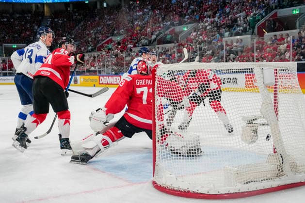 ZURICH, SWITZERLAND MAY 30 goalkeeper Jet Greaves of Canada can™t saves on Aatu Raty of Finland not shown during the 2026 IIHF Ice Hockey World Championship Switzerland game between Canada and Finland at Swiss Life Arena on May 30, 2026 in Zurich, Zurich Zurich Swiss Life Arena Zurich Switzerland Switzerland Copyright: xJustPictures.ch JarixPestelaccix jp-en-EuSpIm-JP6_JAR_Canada_Finland_30May2026_00142