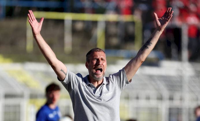 28 05 2026, xfsx, Herren, Fußball, Saison 2025 2026, Aufstiegsspiele zur 3 Liga, Play Offs 1 FC Lokomtive Leipzig FC Wuerzburger Kickers v li Trainer Jochen Seitz 1 FC Lokomotive Leipzig gibt Anweisungen, gestikuliert, mit den Armen gestikulieren, gives instructions, gesticulate, Einzelbild Leipzig Bruno Plache Stadion Sachsen Deutschland