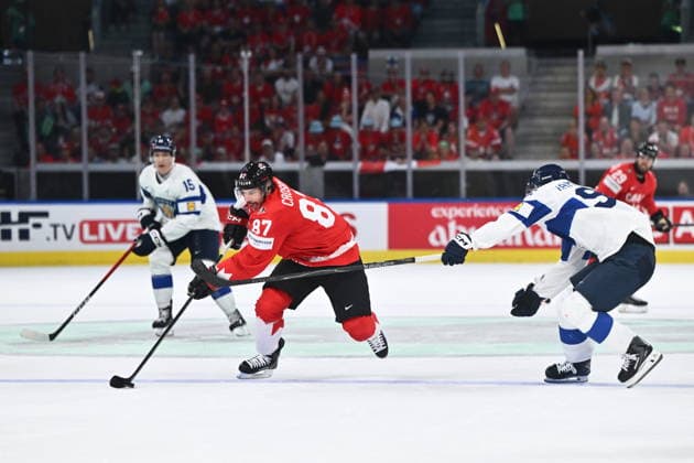 From left Sidney Crosby of Canada and Lenni Hameenaho of Finland during the semifinal match Canada vs Finland at the 2026 IIHF Ice hockey, Eishockey World Championship, WM, Weltmeisterschaft on May 30, 2026, Zurich, Switzerland. (CTKxPhoto RadekxPetrasek) CTKPhotoP2026053005746  CTKPhotoP2026053005746
