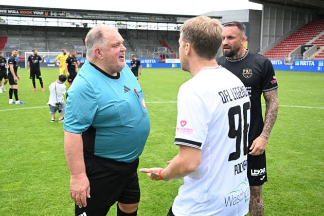 30 05 2026, xsvx, Football Langholz Cup 2026, f l referee Referee Michael Zindel, Oliver Oli Pocher MMA fighter Christian Eckerlin Wiesbaden