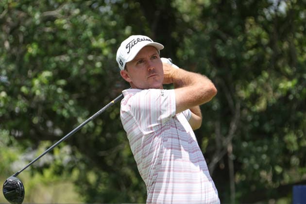 FORT WORTH, TX - MAY 30: Russell Henley (USA) hits from the 9th tee during the third round of the Charles Schwab Challenge on May 30, 2026 at Colonial Country Club in Fort Worth, TX. (Photo by George Walker Icon Sportswire) GOLF: MAY 30 PGA, Golf Herren Charles Schwab Challenge EDITORIAL USE ONLY Icon26053004