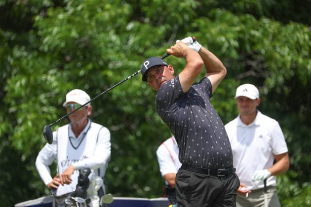 FORT WORTH, TX - MAY 30: Gary Woodland (USA) hits from the 12th tee during the third round of the Charles Schwab Challenge on May 30, 2026 at Colonial Country Club in Fort Worth, TX. (Photo by George Walker Icon Sportswire) GOLF: MAY 30 PGA, Golf Herren Charles Schwab Challenge EDITORIAL USE ONLY Icon26053012