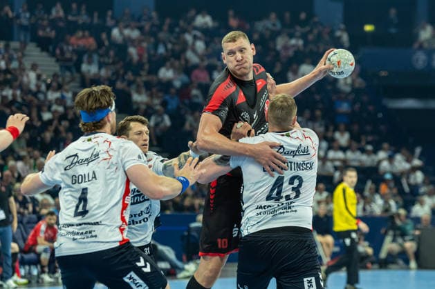 Blaz Blagotensik SG Flensburg Handewitt and Dainis Kristopans MT Melsungen battle for the ball during the handball semi final of the Winamax EHF Finals 2026 between MT Melsungen and SG Flensburg Handewitt at Barclays Arena on May 30, 2026 in Hamburg, Germany