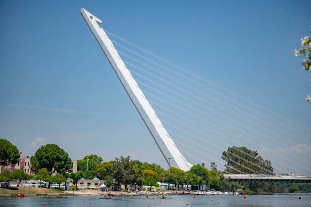 Seville, Spain. 30 May 2026. Wide angle shot of rowers Tamas Bence (Hungary) and Bruno Hirsch (Germany) with a view of the Alamillo bridge in Seville during the LM1x Lightweight Men s Single Sculls Final B Race at the World Rowing Cup 1 2026 at CEAR La Cartuja. Copyright: xDavidxSarmientox xVWPicsx DSG-0860