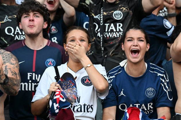 People enjoy after PSG won the LDC against Arsenal, Parc des Princes, Paris, France, on 30 may, 2026. 30 05 2026-Paris, FRANCE. LIONEL URMAN BESTIMAGE Paris France  Copyright: xLIONELxURMANxx xBESTIMAGExLIONELxURMANxx xBESTIMAGEx