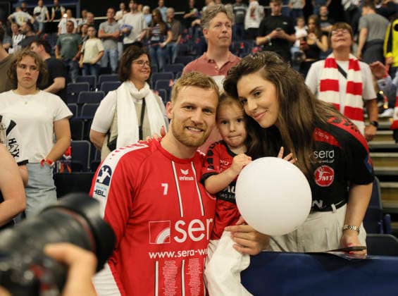 photo Jubilation after the final whistle among the players from Melsungen , Croatian handball player David MandiÄ‡ with wife Ana and daughter Katja Handball Men on Sat 30 05 2026 Mens EHF European League , Final Four in Hamburg SG Flensburg Melsungen, Semifinal