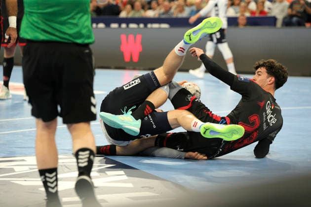 photo Simon Pytlick goes down against Marti SOLER Melsungen , right Handball Men on Sat 30 05 2026 Mens EHF European League , Final Four in Hamburg SG Flensburg Melsungen, Semi Final