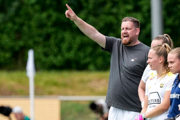 Tobias Jordan coach, head coach, HTHC , gives instructions, gestures, gesticulates with arms, single picture, single photo, action, action, 30 05 2026, Bonn Germany , Hockey, German Championship, semi-final, women, Mannheimer HC Harvestehuder THC xozx
