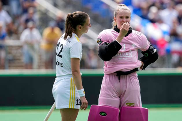 from left Fenja Poppe HTHC, 12 , Finja Starck goalkeeper, goalkeeper, HTHC, 1 , players of Harvestehuder THC HTHC , looking disappointed, disappointment, frustration, disappointed, pessimistic, action, action scene, 30 05 2026, Bonn Germany , Hockey, German Championship, semi-final, Women, Mannheimer HC Harvestehuder THC xozx