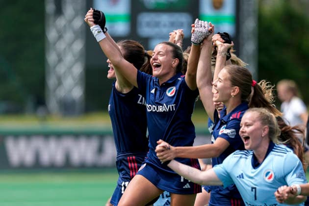 Players of Mannheimer HC MHC , cheering after the final whistle, joy about the victory, winner, winner, cheers, cheering, cheerful, positive, happy, rejoicing, optimistic, highlight, action, action, 30 05 2026, Bonn Germany , Hockey, German Championship, semi-final, Women, Mannheimer HC Harvestehuder THC xozx