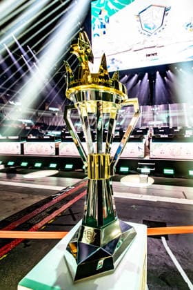 30 05 2026, xkkux, E Sports, FORTNITE MAJOR 1 SUMMIT, Season 2025 2026, PSD Bank Dome Düsseldorf The first LAN tournament of the FNCS season 50 duos compete against each other to win the prize pool and qualify for the Global Championship 2026 The duos are distributed as follows 20 EU, 13 NAC, 3 NAW, 5 Brazil, 3 Asia, 3 Oceania and 3 Middle East The top five teams automatically qualify for the Global Championship 2026 Cup Trophy in detail North Rhine-Westphalia Germany