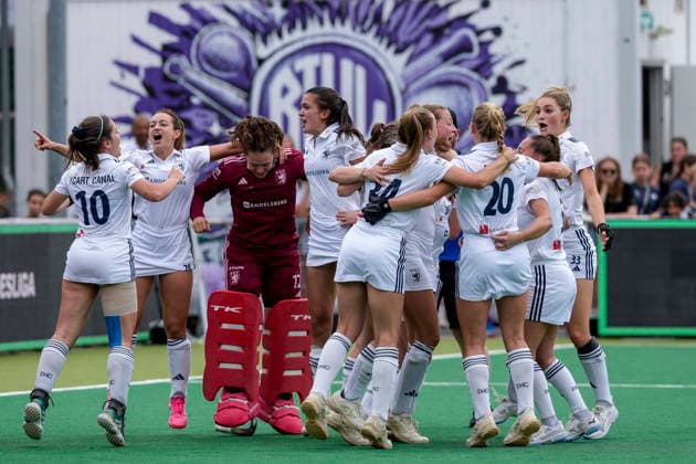 Players of Düsseldorfer HC DHC , cheering after the final whistle, joy about the victory, winner, winner, cheers, cheering, cheerful, positive, happy, rejoicing, optimistic, highlight, action, 31 05 2026, Bonn Germany , Hockey, German Championship, Final, Women, Mannheimer HC Düsseldorfer HC xozx