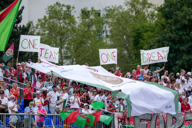 The fans of the Hamburger Polo Club show a banner in the fan curve, banner with the inscription One Team one Dream, fans, Ultras audience, spectators, mood, atmosphere, stadium, 31 05 2026, Bonn Germany , Hockey, German Championship, Final, Men, Hamburger Polo Club HTC Uhlenhorst Mülheim xozx