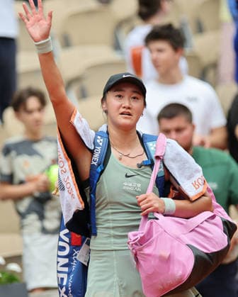 (260531) -- PARIS, May 31, 2026 -- Wang Xiyu greets the audience after the women s singles 4th round match between Wang Xiyu of China and Sorana Cirstea of Romania at the French Open tennis tournament at Roland Garros, Paris, France, May 31, 2026. ) (SP)FRANCE-PARIS-TENNIS-FRENCH OPEN-WOMEN S SINGLES-4TH ROUND WuxHuiwo 