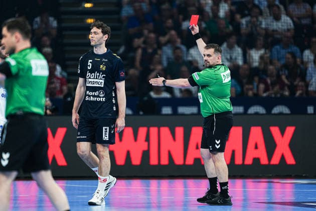 Red card sending off Niclas Kirkelokke SG Flensburg Handewitt, 05 GER, Montpellier Handball vs SG Flensburg Handewitt, Handball, EHF European League, Match for 3rd place, 2025 2026 season, 31 05 2026 GER, Montpellier Handball vs SG Flensburg Handewitt, Handball, EHF European League, Match for 3rd place, 2025 2026 season, 31 05 2026 Hamburg Copyright: xEibner-Pressefoto MarcelxvonxFehrnx EP_MFN