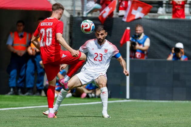 Michel Aebischer Switzerland,20 and Ehsan Haddad Jordan, 23 fighting for the ball , Switzerland, Soccer, Friendly match, Switzerland vs Jordan, 31 05 2026, St Gallen Kybunpark Hessen Switzerland Copyright: xGrantxHubbsx