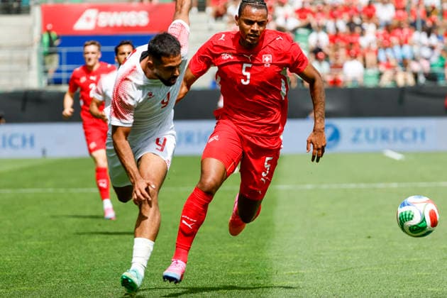 Ali Olwan Jordan, 09 and Manuel Akanji Switzerland, 05 in running duel , Switzerland, Soccer, Friendly match, Switzerland vs Jordan, 31 05 2026, St Gallen Kybunpark Hessen Switzerland Copyright: xGrantxHubbsx