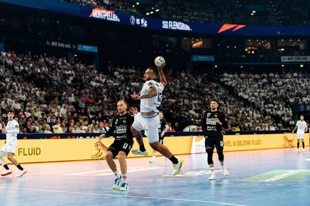 Rogerio Moraes Ferreira 13 Montpellier HB jumps for the throw with the ball in his hands while Simon Pytlick 2 SG Flensburg Handewitt and Marko Grgi 17 SG Flensburg Handewitt stand in defense The match takes place in front of a sold-out crowd, the scoreboard shows Montpellier HB vs SG Flensburg Handewitt Rogerio Moraes Ferreira 13 Montpellier HB jumps for the throw against SG Flensburg Handewitt Copyright: xPhilippHeistx