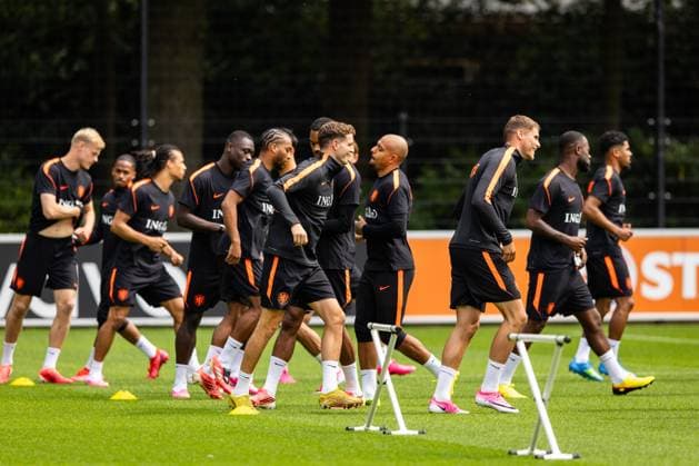 ZEIST - Guus Til, Donyell Malen, and Micky van de Ven during the farewell training of the Dutch national team, Nationalteam at the KNVB training complex, in preparation for the World Cup in the United States. SONNY LENSEN ANP xVIxANPxSportx xxANPxIVx 559751596 originalFilename: 559751596.jpg
