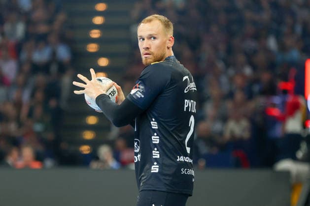 31 05 2026 ,xgox, Handball Handball EHF European League, Match for 3rd place Montpellier Handball SG Flensburg Handewitt emspor, v l Simon Pytlick Flensburg, 2 on the ball, plays the ball Hamburg
