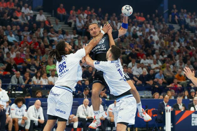 31 05 2026 ,xgox, Handball Handball EHF European League, Match for 3rd place Montpellier Handball SG Flensburg Handewitt emspor, v l Hugo Bryan Monte Dos Santos Montepellier, 26 , Kent Robin Tonnesen Tönnesen, Flensburg, 23 , Zvonimir Srna Montepellier, 11 duel, duel, fight, tackle Hamburg